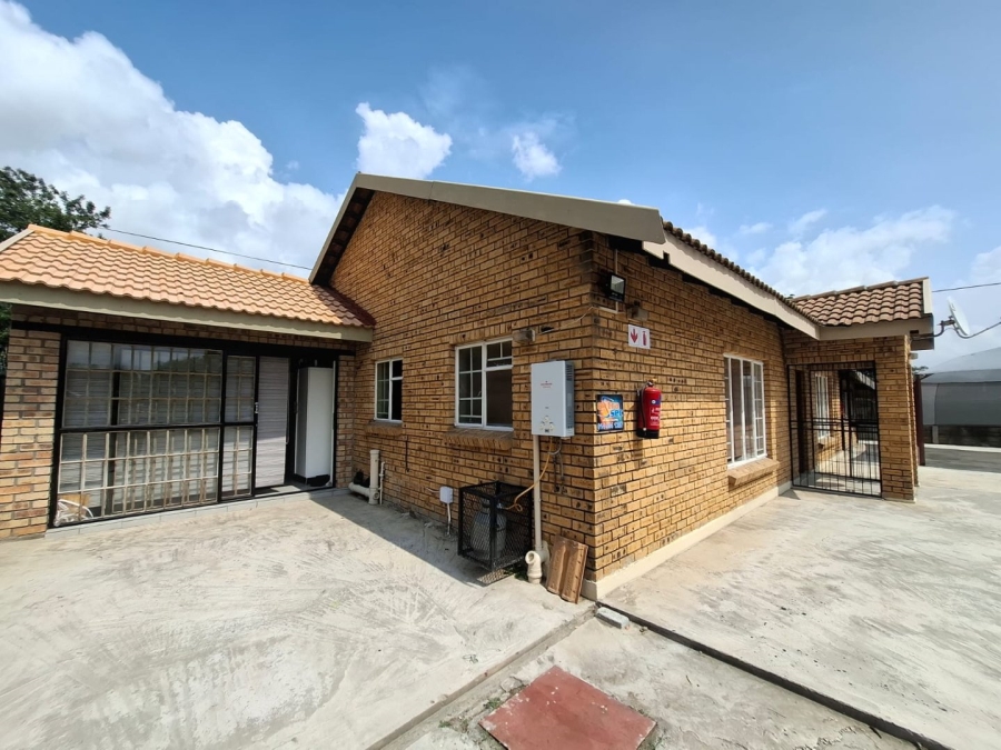 5 Bedroom Property for Sale in Oos Einde North West